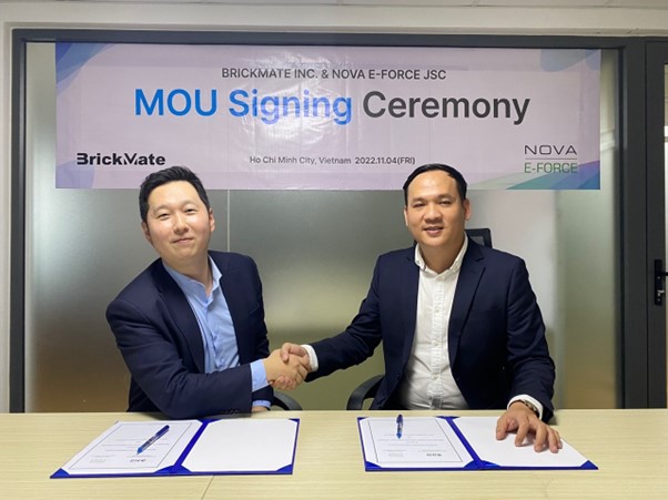 ▲(사진 좌측부터) 브릭메이트 오종수 대표와 노바 E-FORCE 운영총괄 벤 부이가 기념촬영을 하고 있다. (자료 = 브릭메이트)