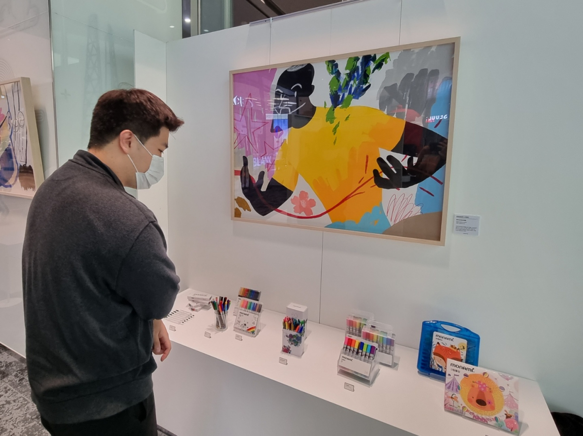 ▲11일 서울 잠실 롯데월드타워 닉플레이스 갤러리에서 본지 기자가 성낙진 작가와 모나미가 협업한 전시를 감상하고 있다. (심민규 기자 wildboar@)