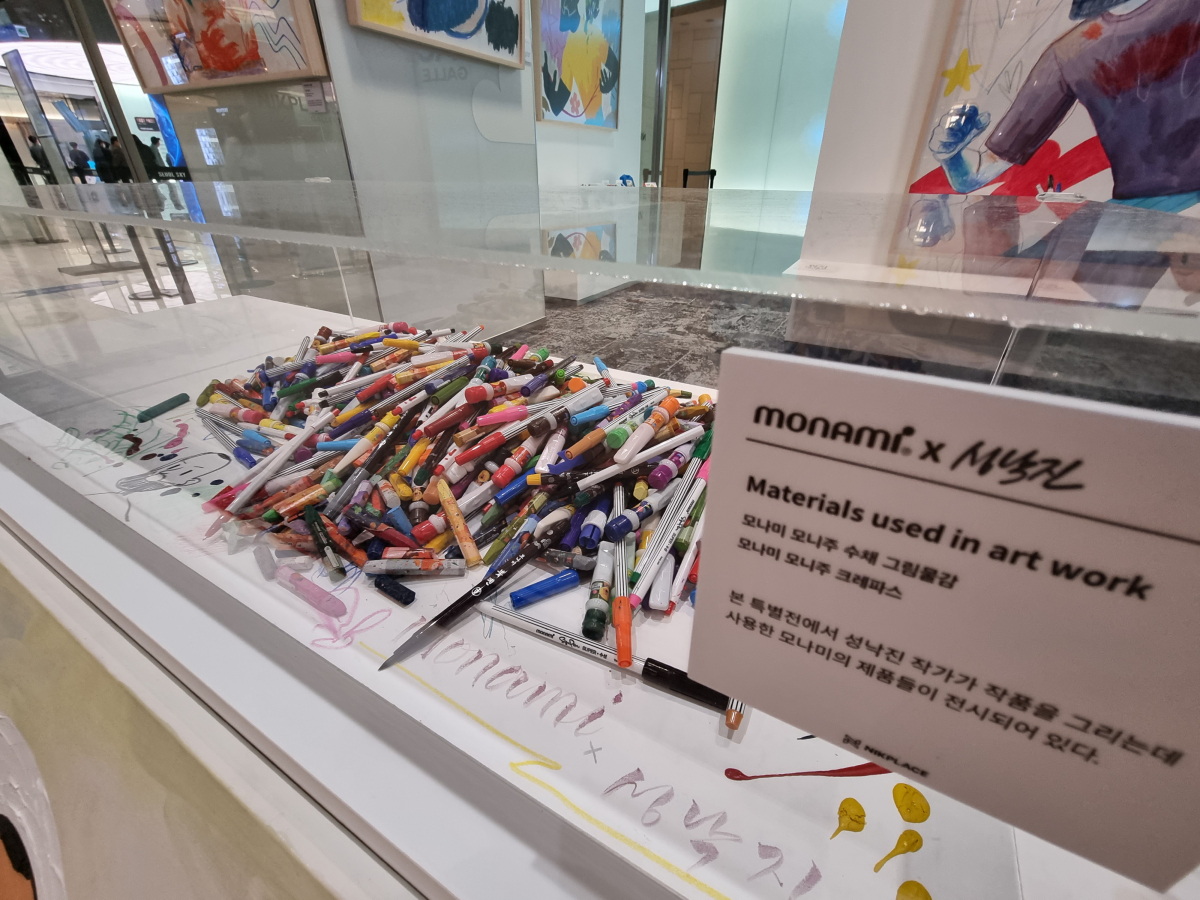 ▲11일 서울 잠실 롯데월드타워 닉플레이스 갤러리에서 열린 성낙진 작가와 모나미 협업 전시에서 모나미 제품이 수북이 쌓여있다. (심민규 기자 wildboar@)