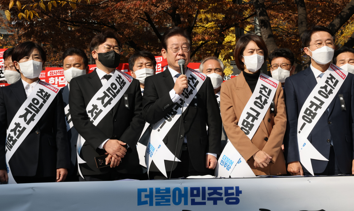 ▲이재명 더불어민주당 대표가 11일 오후 서울 영등포구 여의도역 5번 출구 앞에서 열린 이태원 참사 국정조사특검추진 범국민 서명운동 발대식에서 발언하고 있다.  (국회사진기자단)