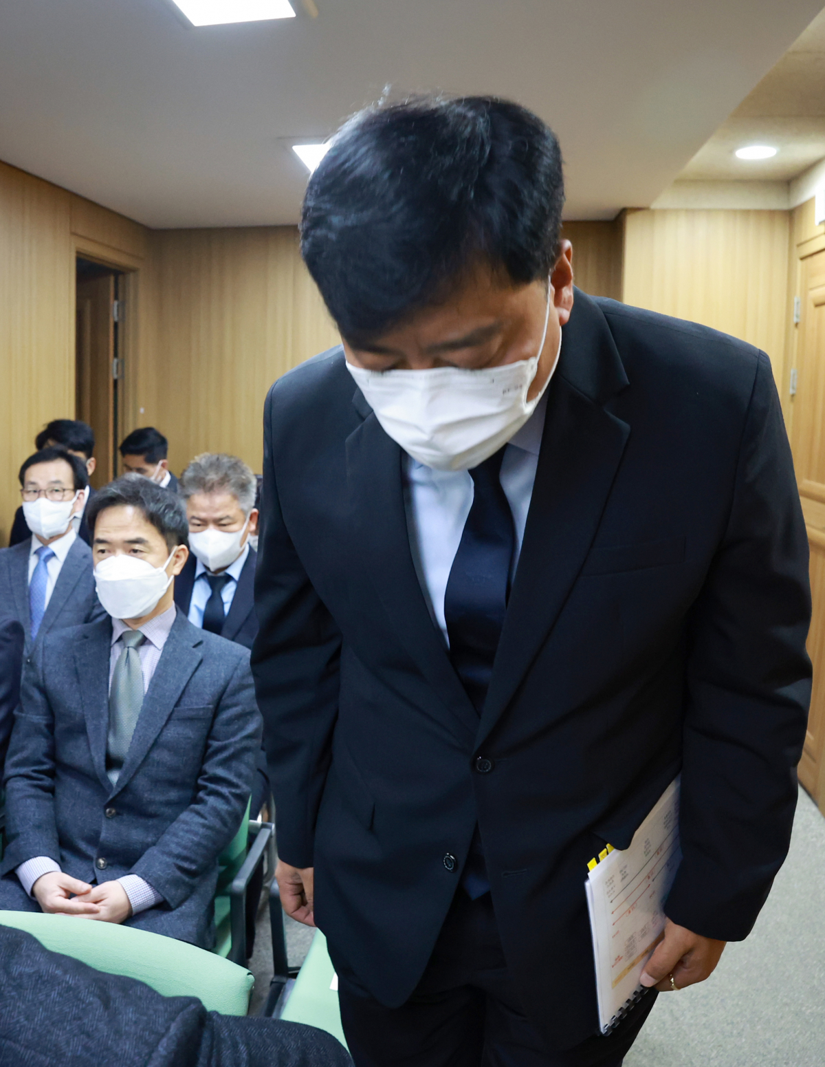 ▲최성범 서울 용산소방서장이 11일 서울 중구 서울시의회 도시안전건설위원회에서 서울소방재난본부를 상대로 열린 이태원 참사 관련 행정사무감사에 참석해 인사하고 있다.  (연합뉴스)