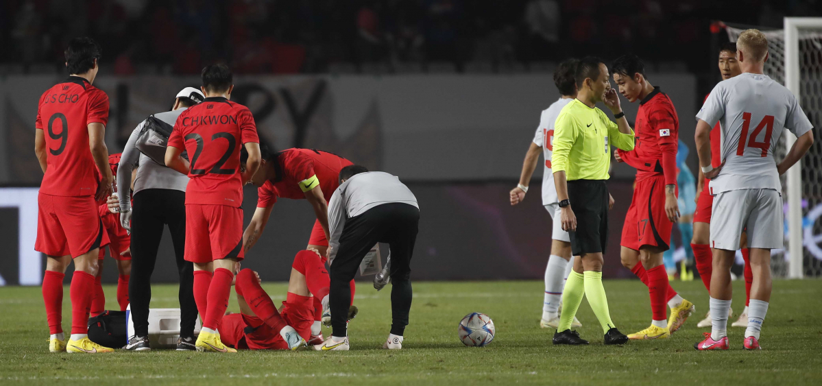 ▲11일 오후 경기 화성종합경기타운에서 열린 아이슬란드와의 경기에서 쓰려진 박지수. (뉴시스)