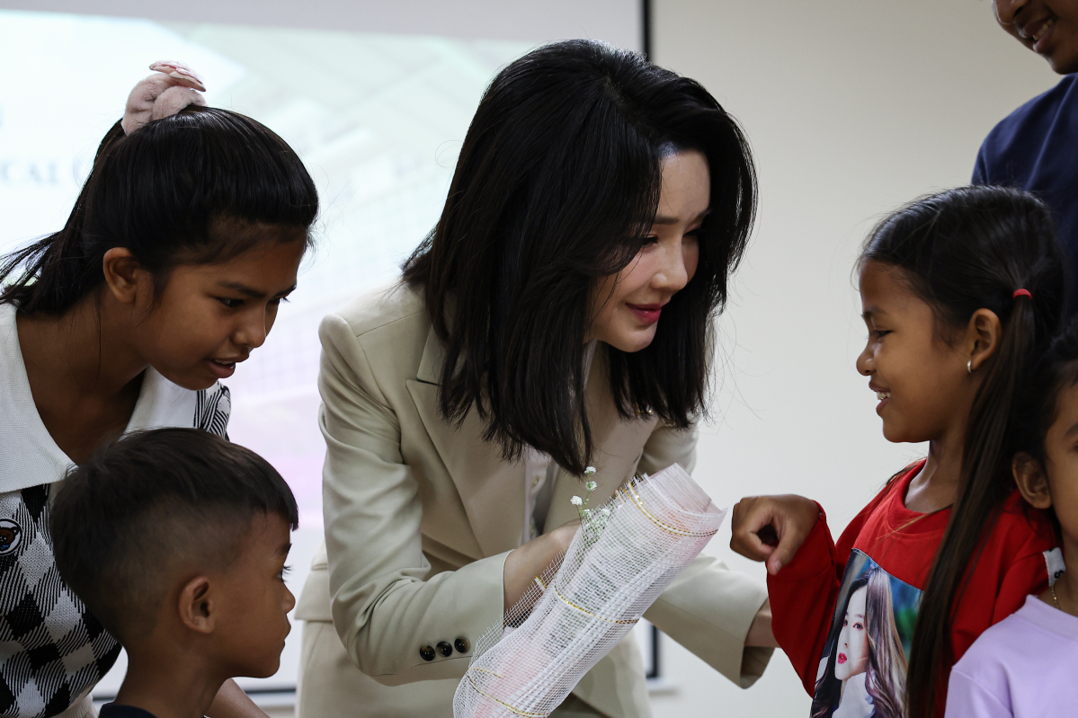 ▲김건희 여사가 11일(현지 시간) 캄보디아 프놈펜 헤브론 병원을 방문, 의료진 등과 대화하고 있다. (용산 대통령실 제공)