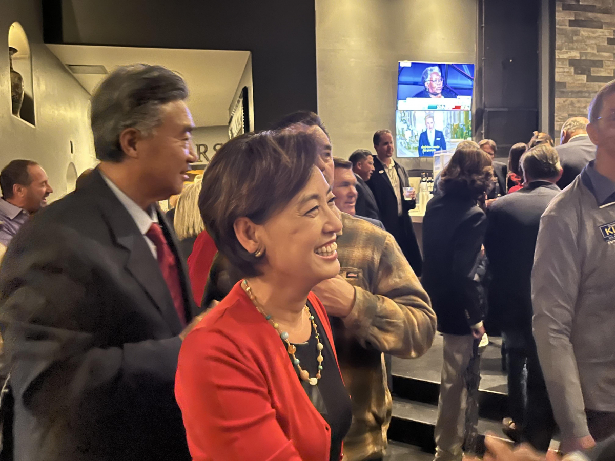 ▲영 김 미 공화당 의원이 8일 저녁 오렌지카운티 공화당 행사에 참석한 지지자들과 인사를 나누고 있다.  (연합뉴스)