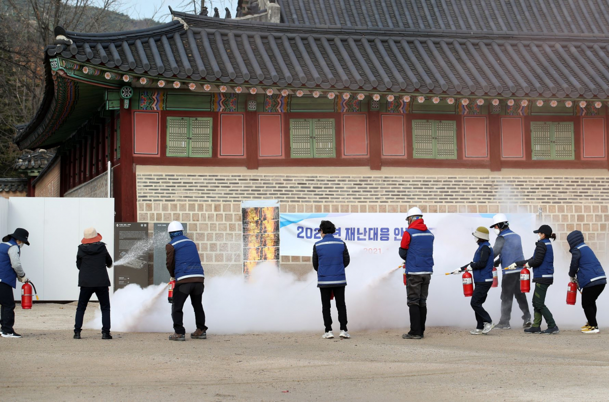 ▲문화재청이 종로소방서 등 유관기관과 함께 지난해 11월 23일 서울 종로구 경복궁 자경전 앞에서 '2021 문화재분야 재난대응 안전한국훈련'을 하고 있다. (뉴시스)