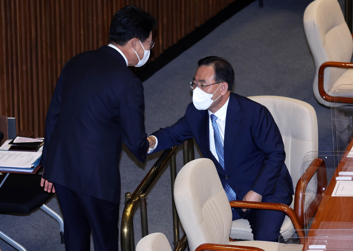 ▲[서울=뉴시스] 전진환 기자 = 국민의힘 주호영 원내대표와 장제원 의원이 제400회 국회(정기회) 제7차 본회의가 27일 서울 여의도 국회 본회의장에서 인사하고 있다. (공동취재사진) 2022.09.27.  photo@newsis.com