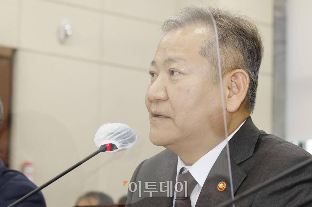 ▲이상민 행정안전부 장관이 7일 오후 국회에서 열린 행정안전위원회 전체회의에서 의원들 질의에 답변하고 있다. 조현호 기자 hyunho@