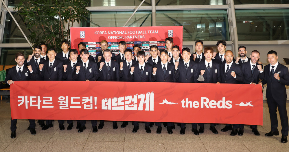 ▲2022 FIFA 카타르 월드컵에 출전하는 대한민국 대표팀 선수들이 13일 밤 인천국제공항 제1여객터미널에서 출국 전 선전을 다짐하며 기념촬영을 하고 있다. (연합뉴스)