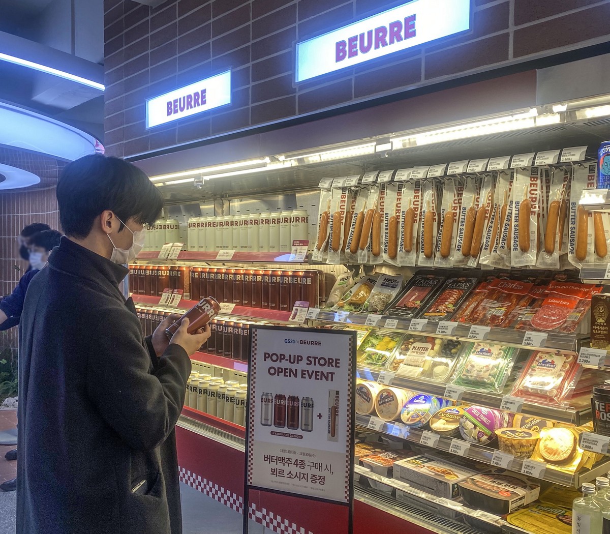 ▲고객이 GS25의 버터맥주 팝업 스토어에서 버터맥주를 고르고 있다. (사진제공=GS리테일)