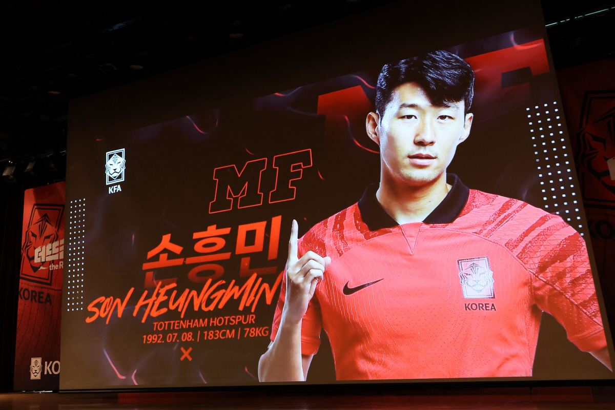 ▲12일 오후 서울 광화문 교보빌딩에서 열린 2022 카타르월드컵 대표팀 최종 명단 발표 기자회견에서 손흥민의 사진이 호명과 함께 화면에 나오고 있다.(연합뉴스)