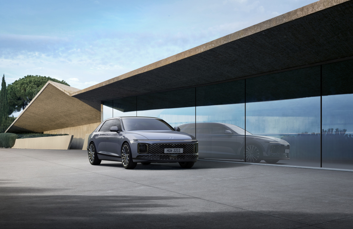 ▲현대자동차가 그랜저의 신형 모델 ‘디 올 뉴 그랜저’를 14일 출시했다. 사진은 '디 올 뉴 그랜저' 외관 (사진제공=현대자동차)