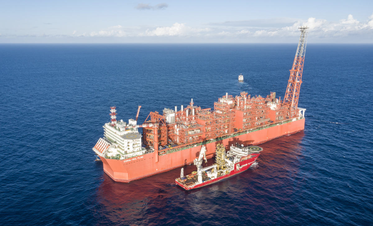 ▲모잠비크 Area4 광구 해상에서 LNG를 생산하고 있는 모습. (사진제공=한국가스공사)