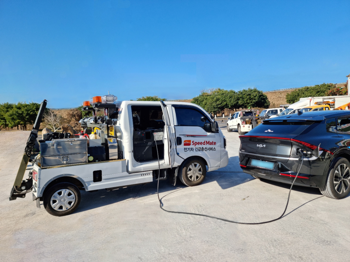 ▲스피드메이트 출동차량이 전기차를 충전하고 있다. (사진제공=SK네트웍스)

