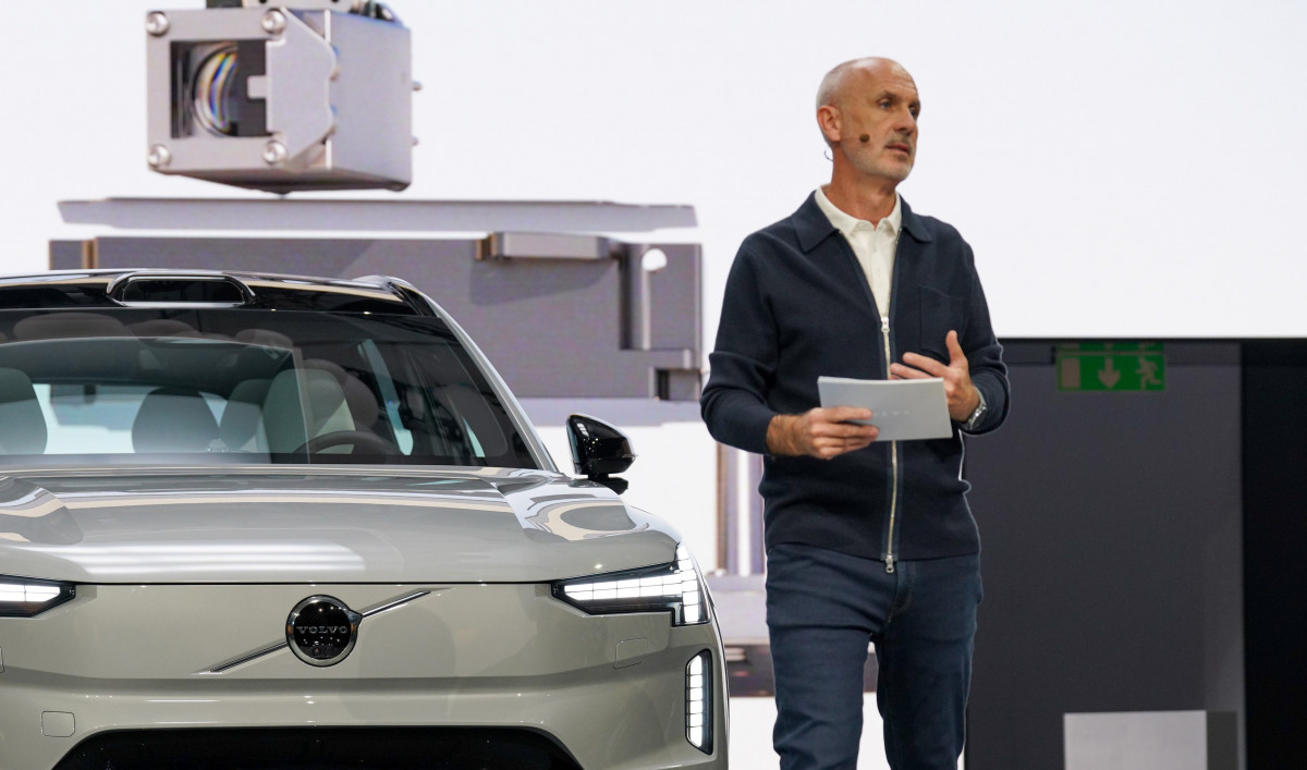 ▲짐 로완 볼보 최고경영자가 9일(현지시간) 스웨덴 스톡홀름에서 열린 브랜드 최초의 7인승 전기 SVU인 EX90 글로벌 론칭행사에서 볼보의 지속가능성을 강조하고 있다.  (사진제공=볼보글로벌미디어)