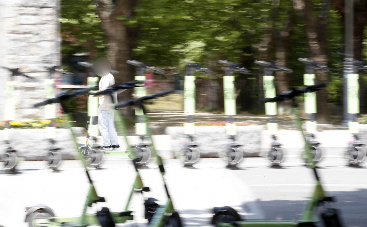 ▲광주 북구 한 대학교 교내에서 한 학생이 전동킥보드를 타고 이동하고 있다.  (광주 북구 제공)