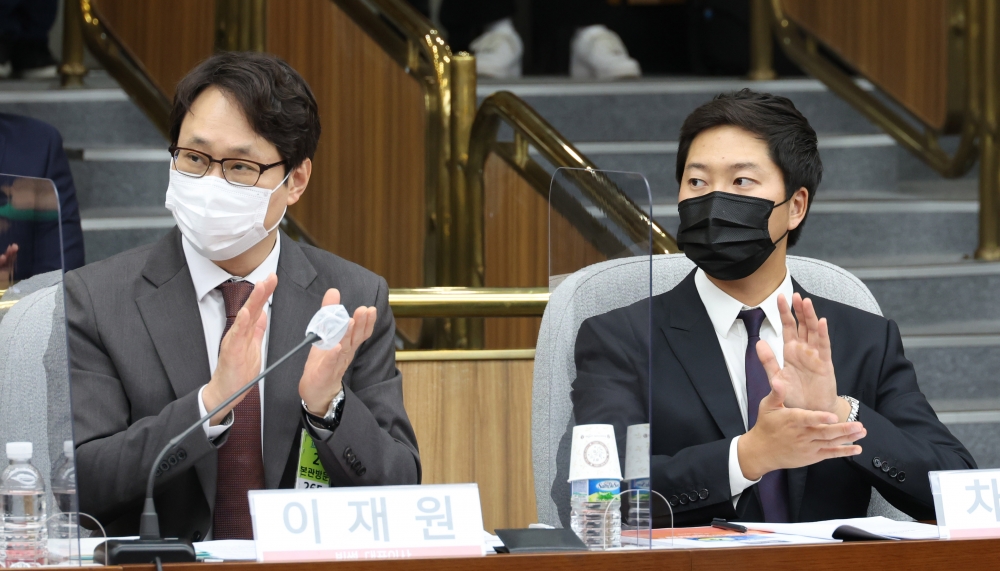 ▲이재원(왼쪽) 빗썸 대표와 차명훈 코인원 대표가 14일 서울 여의도 국회에서 열린 제4차 민당정 간담회 '디지털자산 시장의 공정성 회복과 안심거래 환경 조성'에서 박수를 치고 있다. 고이란 기자 photoeran@ (이투데이DB)