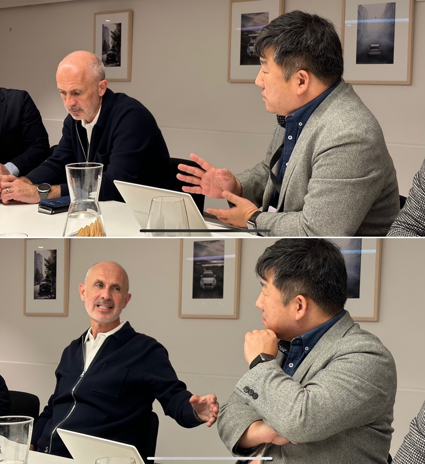 ▲본지 산업부 김준형 기자가 스웨덴 스톡홀름에서 '짐 로완'(사진 왼쪽) 볼보 최고경영자와 인터뷰하고 있다.  (사진제공=로드테스트(roadtest.kr))