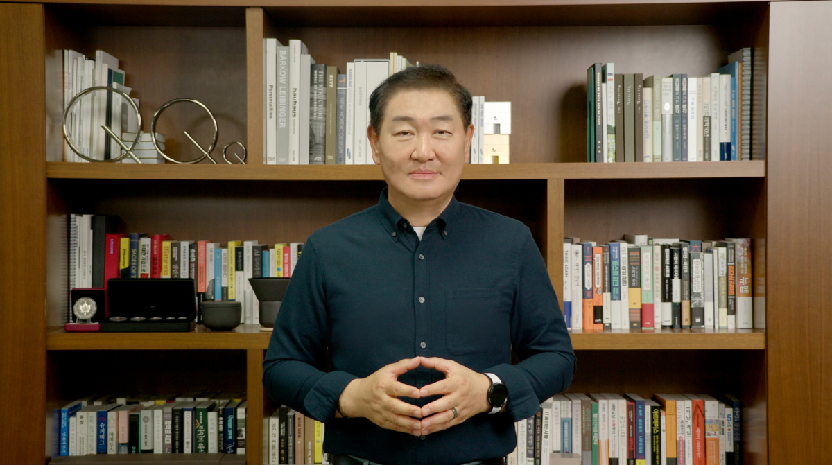 ▲삼성전자가 15일부터 이틀간 삼성전자 서초사옥에서 '삼성 소프트웨어 개발자 콘퍼런스 2022'를 개최한다. 행사 첫날 삼성전자 한종희 대표이사 부회장이 영상을 통해 개회사를 하고 있다. (사진제공=삼성전자)