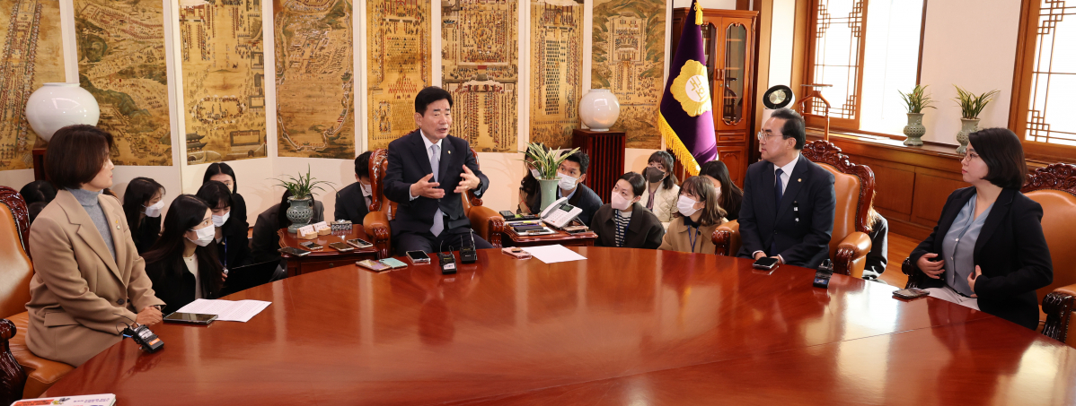 ▲김진표 국회의장이 15일 국회 의장실에서 열린 야3당 원내대표 회동에서 대화하고 있다. 왼쪽부터 정의당 이은주 원내대표, 김진표 국회의장, 더불어민주당 박홍근 원내대표, 기본소득당 용혜인 원내대표. 이날 회동에서 야3당 원내대표들은 이태원 참사에 대한 빠른 국정조사 구성을 촉구했다. (연합뉴스)