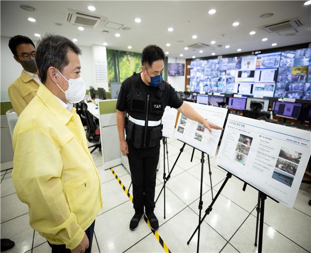 ▲유제철 환경부 차관이 9월 22일 삼성디스플레이 아산1사업장을 찾아 유해화학물질 취급 안전관리 현황을 점검하고 있다. (사진제공=환경부)