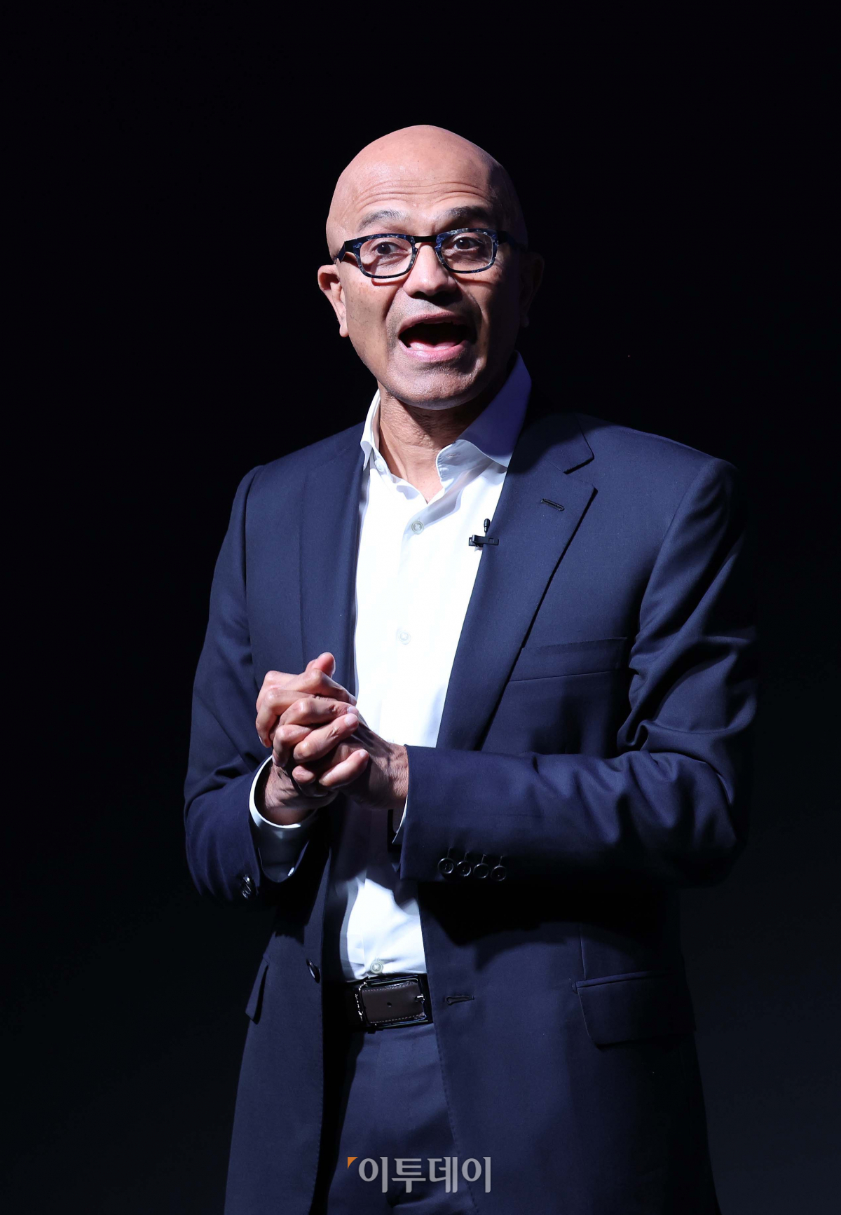 ▲사티아 나델라 마이크로소프트(MS) 최고경영자(CEO)가 15일 서울 강남구 인터컨티넨탈 서울 코엑스 호텔에서 열린 ‘마이크로소프트 이그나이트 스포트라이트 온 코리아’에서 기조연설을 하고 있다. 신태현 기자 holjjak@