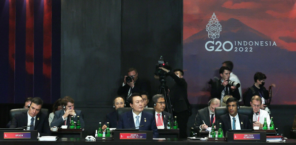 ▲윤석열 대통령이 15일(현지시간) 인도네시아 발리 캠핀스키호텔에서 열린 주요 20개국(G20) 정상회의 첫 번째 세션(식량·에너지·안보)에 참석하고 있다. (연합뉴스)