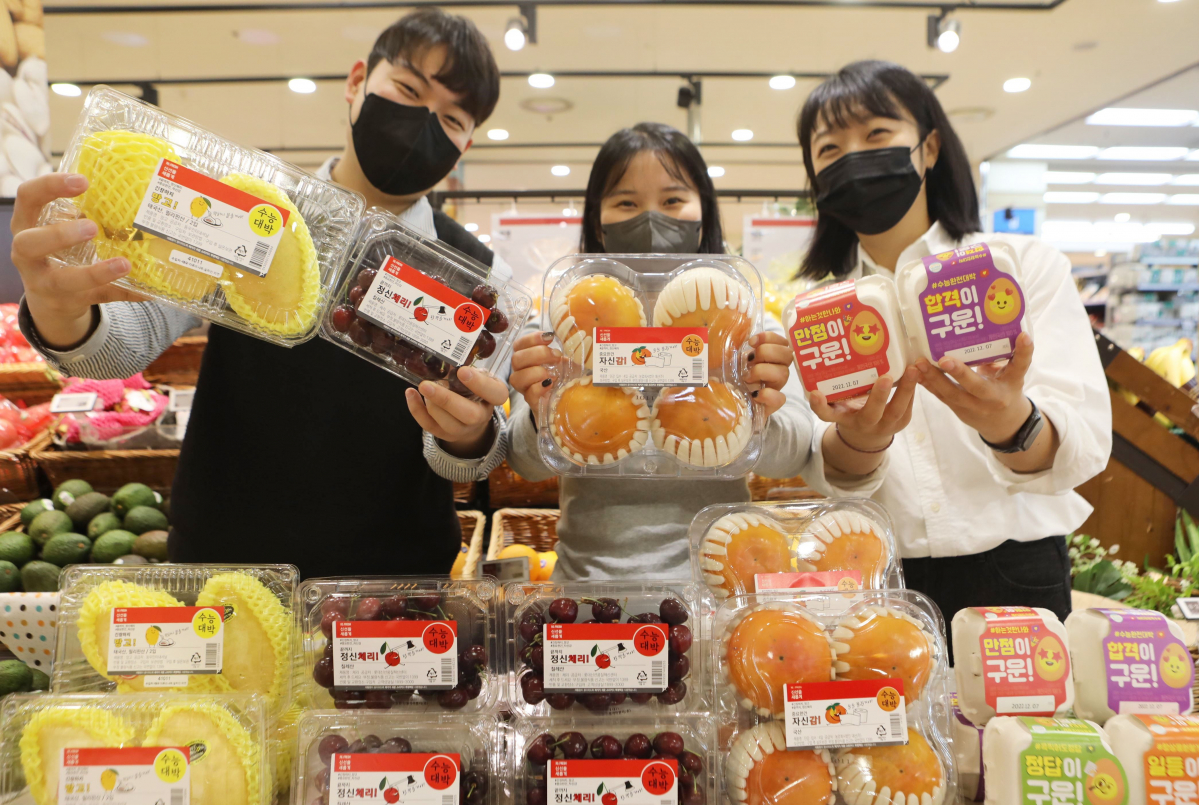 ▲서울 중구 봉래동에 위치한 롯데마트 서울역점에서 수능 응원 간식 4종을 들고 있는 MZ MD(상품기획자)들의 모습(왼쪽부터 송요셉 과일 MD, 최현경 과일 MD, 김다현 계란 MD). (사진제공=롯데마트)