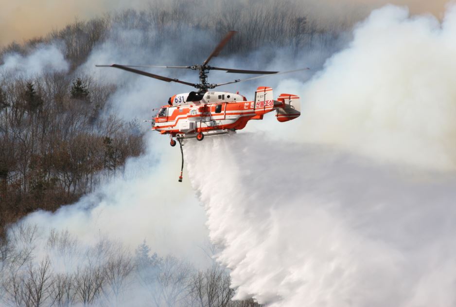 ▲울진 산불 끄는 소방헬기. (뉴시스)