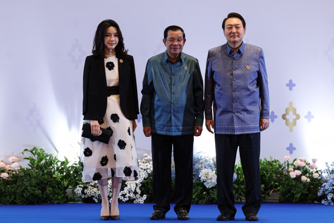 ▲윤석열 대통령과 부인 김건희 여사가 12일(현지시간) 프놈펜에서 열린 아세안 정상회의 갈라 만찬에서 훈센 캄보디아 총리와 기념촬영을 하고 있다. 프놈펜(캄보디아)/뉴시스