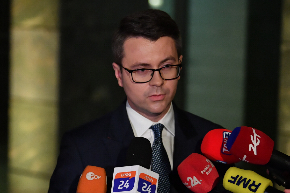 ▲표트르 뮬러 폴란드 정부 대변인이 15일(현지시간) 기자회견을 하고 있다. 바르샤바(폴란드)/EPA연합뉴스
