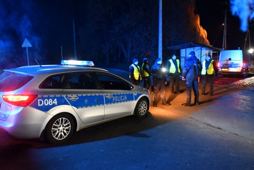 ▲폴란드 경찰들이 15일(현지시간) 미사일이 떨어진 프셰보도프 마을을 순찰하고 있다. 프셰보도프(폴란드)/EPA연합뉴스
