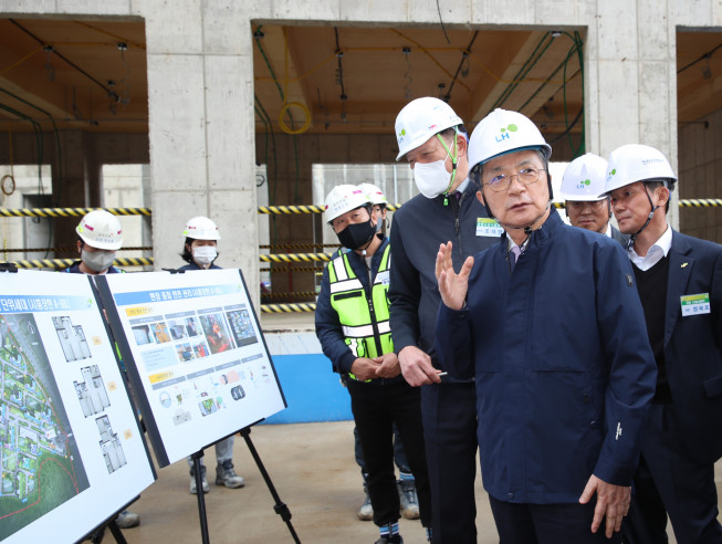 ▲이한준 LH사장이 15일 경기 시흥장현 A9BL 신혼희망타운 건설현장을 점검하고 있다 (자료제공=LH)