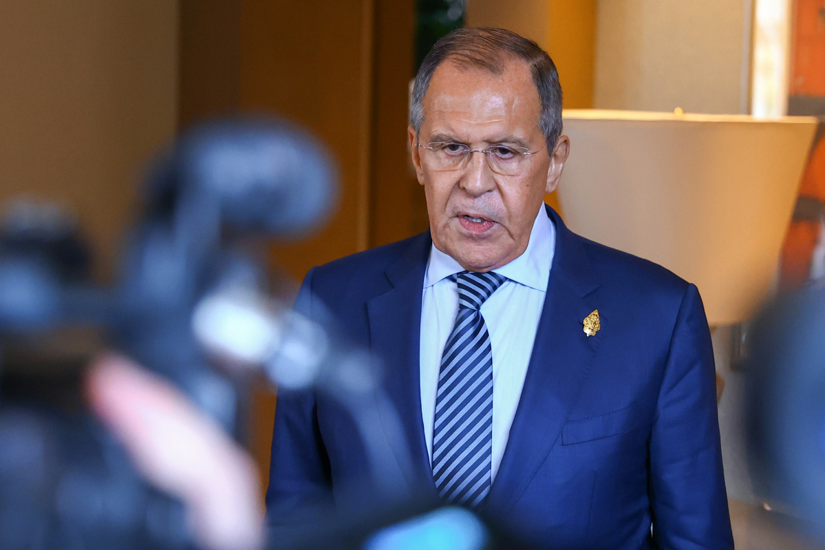 ▲세르게이 라브로프 러시아 외무장관이 15일(현지시간) 주요 20개국(G20) 정상회의가 열린 인도네시아 발리에서 기자들과 대화를 하고 있다. 발리(인도네시아)/AFP연합뉴스