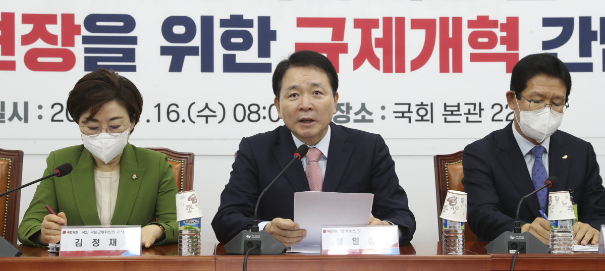 ▲[서울=뉴시스] 최진석 기자 = 성일종 국민의힘 정책위의장이 16일 서울 여의도 국회에서 열린 국민의힘, 공정과 상식이 바로 선 건설 현장을 위한 규제개혁 간담회에서 발언을 하고 있다. 2022.11.16. myjs@newsis.com