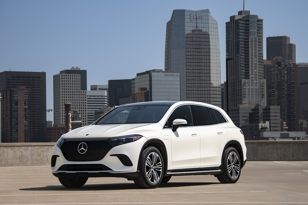 ▲메르세데스-벤츠 역시 미국 시장을 겨냥해 EQS SUV를 공개했다. 이 시대 전기 세단의 최고봉인 EQS를 밑그림으로 한 대형 SUV다.  (출처=다임러AG 미디어)