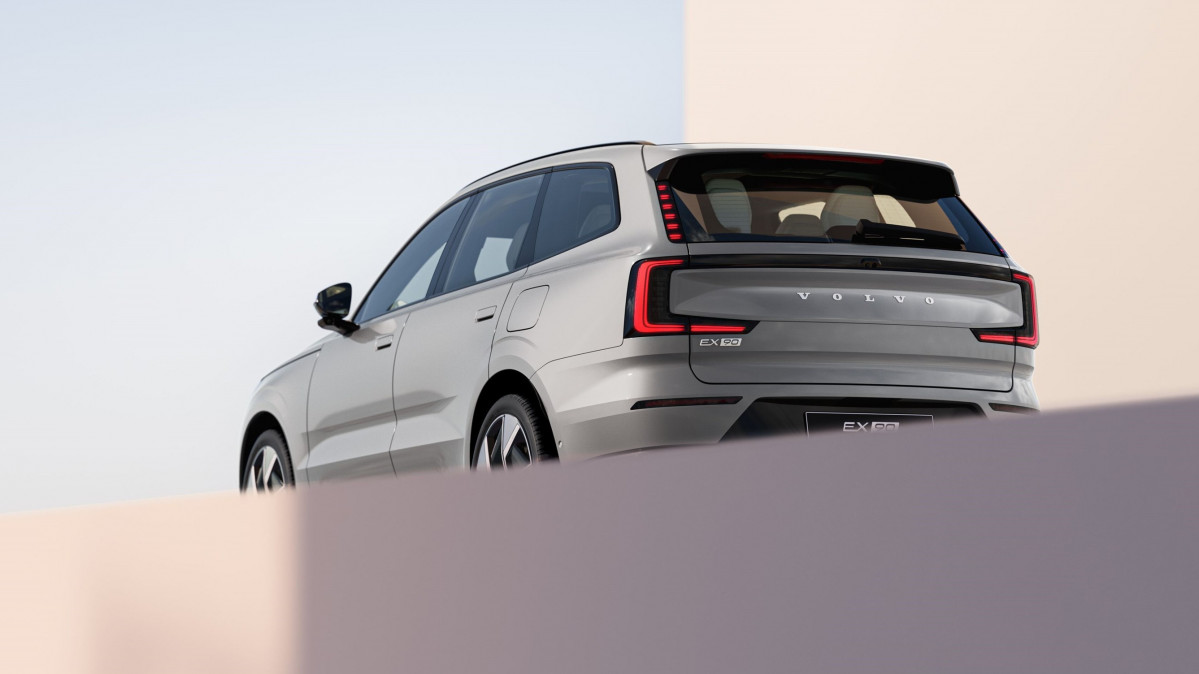 ▲볼보는 전기차 시대에도 안전을 기본으로 '스칸디나비안 럭셔리 디자인'을 강조한다. 차 안팎에 서려있는 '여백의 미'는 뚜렷한 균형미를 빚어내는 데 성공했다.  (출처=볼보글로벌미디어)