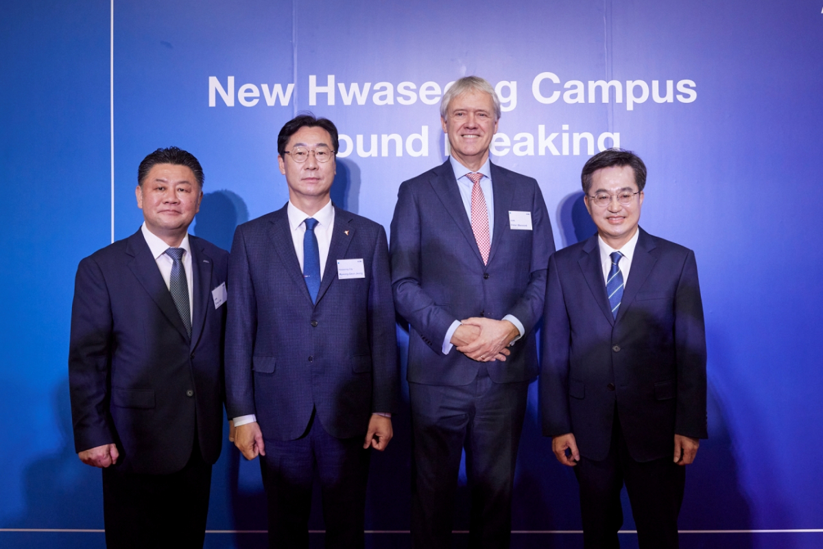 ▲16일 오전 경기도 화성시 송동에서 열린 ASML 화성 반도체 클러스터 착공식이 열렸다. 왼쪽부터 이우경 ASML코리아 대표이사, 정명근 화성시장, 피터 베닝크 ASML CEO, 김동연 경기도지사. (사진제공=ASML)