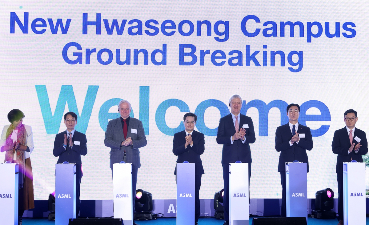 ▲16일 오전 경기도 화성시 송동에서 열린 ASML 화성 반도체 클러스터 착공식에서 주요 참석자들이 착공 버튼 세리머니를 하며 기념촬영을 하고 있다.(왼쪽부터 요아나 도너바르트 주한네덜란드대사, 이원욱 국회의원, 마틴 반덴브링크 ASML CTO, 김동연 경기도지사, 피터 베닝크 ASML CEO, 정명근 화성시장, 정종영 산업통상자원부 투자정책관.) (사진제공=ASML)