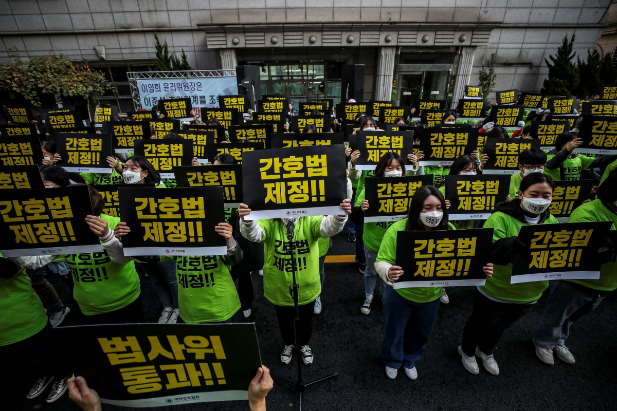 ▲대한간호협회 소속 간호사 및 의료진들이 16일 오전 서울 여의도 국민의힘 당사 앞에서 열린 간호법 제정 촉구 수요집회에서 피켓을 들고 구호를 외치고 있다. (뉴시스)