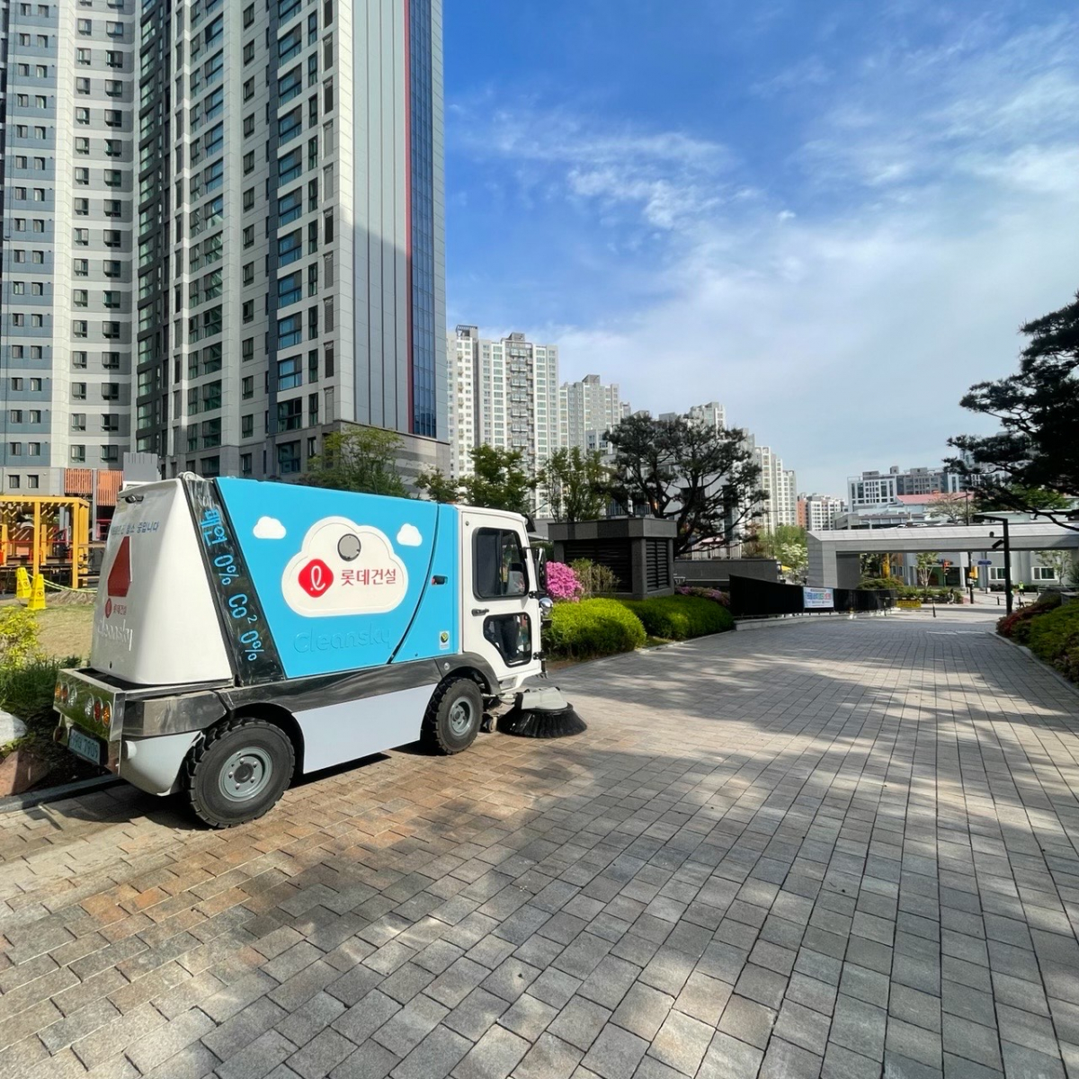 ▲롯데건설이 아파트 단지내 친환경 전기 청소차를 운영 중이다 (사진제공=롯데건설)