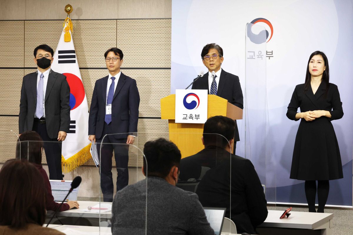 ▲박윤봉 대학수학능력시험출제위원장(충남대 교수)이 17일 오전 세종시 정부세종청사에서 2023학년도 대학수학능력시험 출제방향을 브리핑하고 있다. (연합뉴스)
