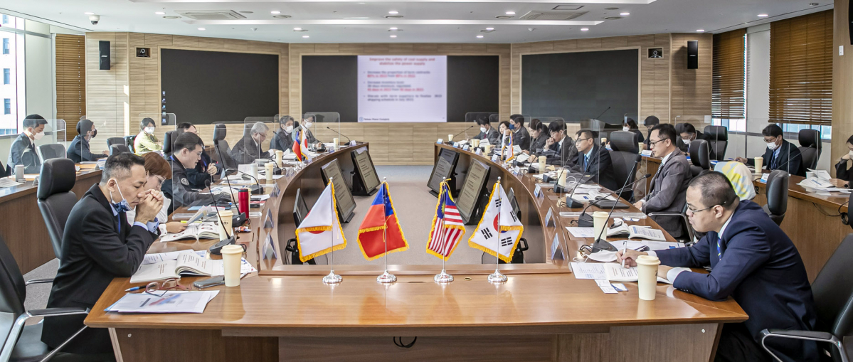 ▲한국남동발전, 대만전력, 일본 J-Power, 말레이시아 TNBF 관계자들이 남동발전본사에서 제37차 아시아 연료처장 회의하고있는 모습. (사진제공=한국남동발전)