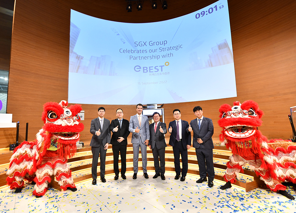 ▲이베스트투자증권 김원규 사장(오른쪽에서 3번째)과 SGX그룹 폴 드윈 부사장(왼쪽에서 3번째)가 함께 사진 촬영을 하고 있다. (출처=이베스트투자증권)
