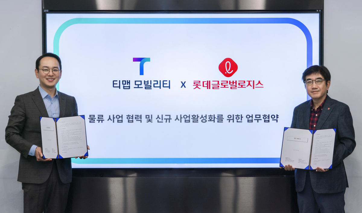 ▲안대준 롯데글로벌로지스 택배사업본부장(사진 오른쪽)이 지난 16일 양성우 티맵모빌리티 CBO(사진 왼쪽)와 함께 서울 중구 티맵모빌리티 본사에서 ‘물류사업 협력을 위한 업무협약’을 맺고 기념 촬영을 하고 있다. (사진제공=롯데글로벌로지스)