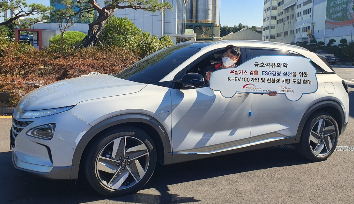 ▲금호석유화학 울산 사업장 직원이 친환경 업무용 차량에 탑승해 있다. (사진제공=금호석유화학)
