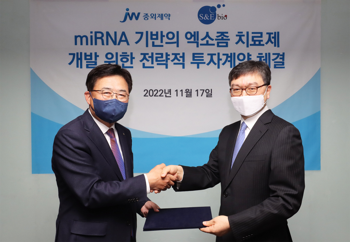 ▲JW중외제약이 개방형 혁신 전략을 강화하기 위해 바이오 벤처기업 에스엔이바이오(S&E bio)와 전략적 투자(SI) 계약을 체결했다. 신영섭 JW중외제약 대표(왼쪽)와 방오영 에스엔이바이오 대표가 17일 서울 서초동 JW중외제약 본사에서 계약을 체결한 뒤 기념촬영을 하고 있다. (사진제공=JW중외제약)
