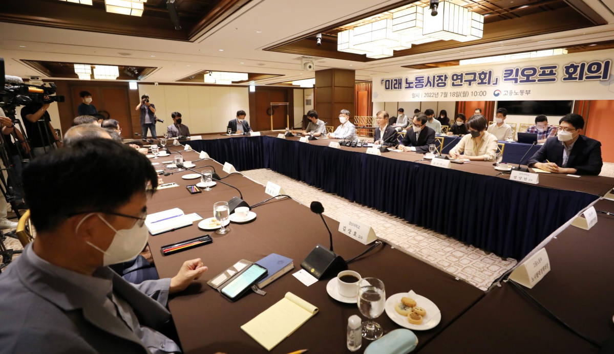 ▲이정식 고용노동부장관이 7월 18일 오전 서울 중구 로얄호텔서울에서 열린 미래노동시장연구회 킥오프 회의에서 발언하고 있다. (뉴시스)