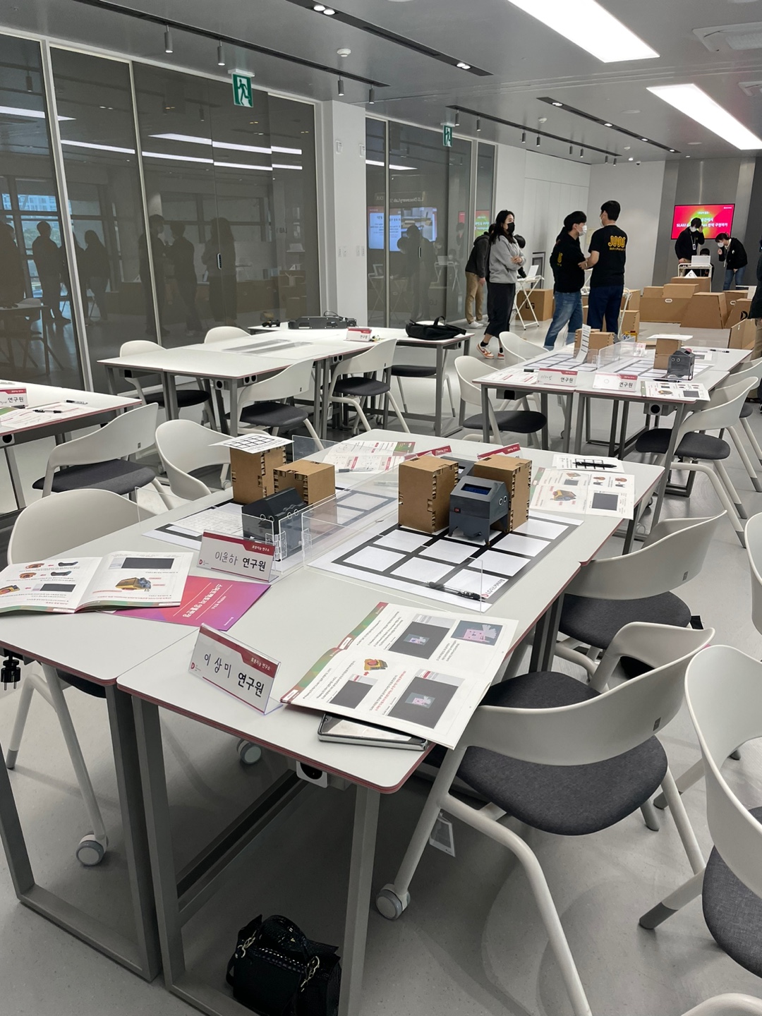 ▲LG디스커버리랩에 참여한 학생들의 명패가 테이블에 올려져 있는 모습. (강태우 기자 burning@)