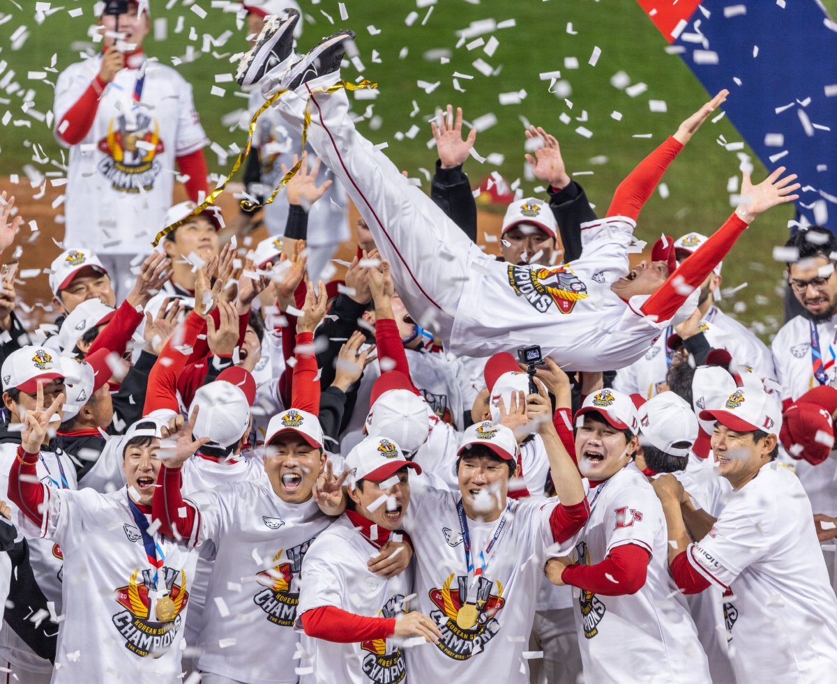 ▲헹가래 받는 김원형 감독(연합뉴스)
