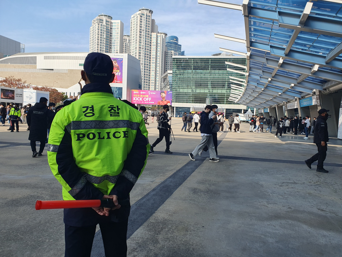 ▲17일 부산 벡스코에서 열린 '지스타 2022'에소 경찰과 안전요원들이 참관객의 입장을 안내하고 있다. 부산=정수천 기자 int1000@